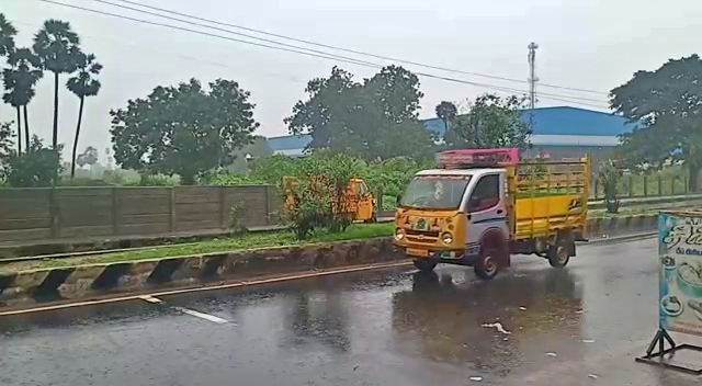 Nivar Effect Shutters of Chembarambakkam dam opened initial discharge at 1000 cusecs Etv bharat news