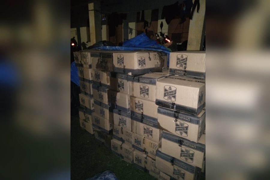 ৬০ Counterfeit foreign liquor seized from Dalkhola