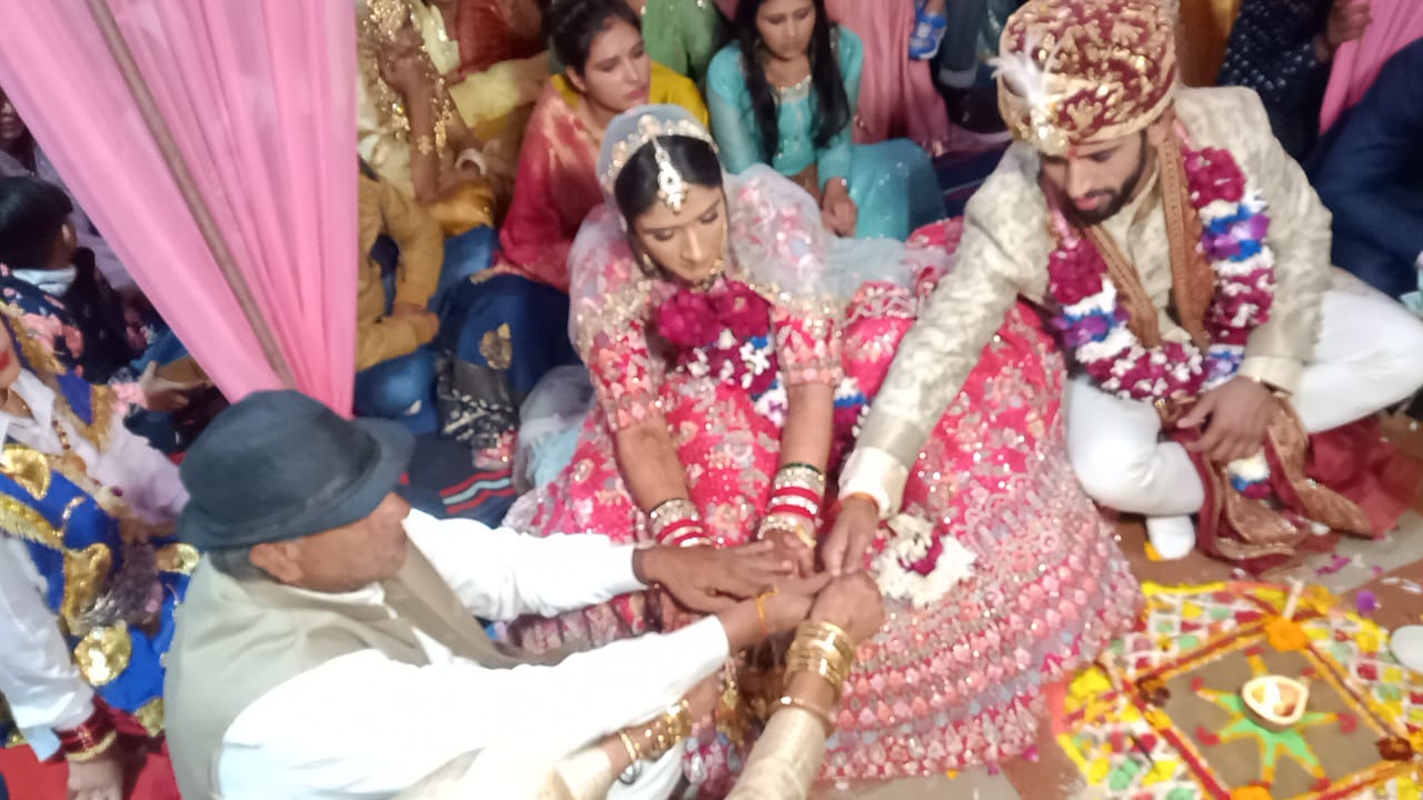 Wrestlers Bajrang Punia and Sangeeta Phogat got married in Charkhi Dadri