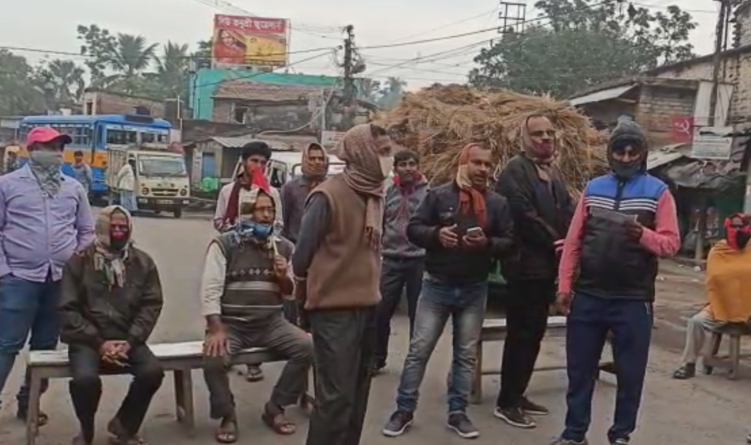 বনগাঁ-বাগদা সড়কে পাইকপাড়ায় অবরোধ বামেদের