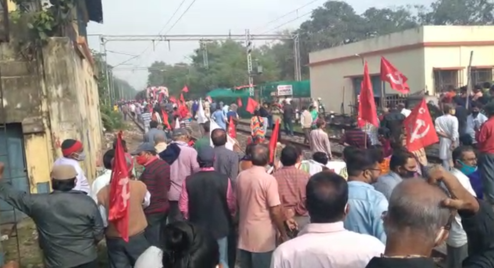 যাদবপুর স্টেশনের রেললাইন অবরোধ বনধ সমর্থকদের