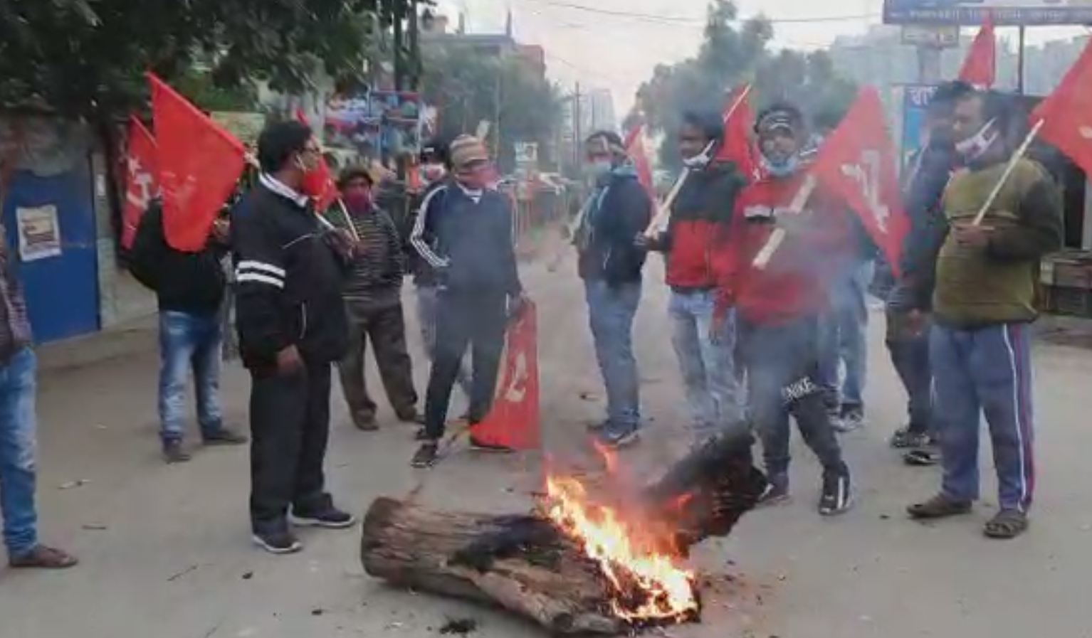 নিউটাউনে কাঠের গুঁড়ি জ্বালিয়ে পথ অবরোধ