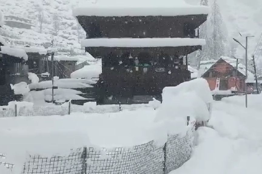 Tourists in kufri during snowfall in himachal pradesh