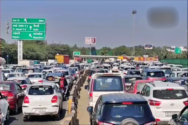 Traffic congestion at Delhi-Gurugram border due to Delhi Chalo march