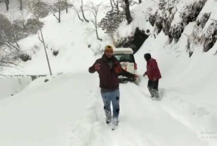 Tourists from Maharashtra stranded in Jalori Pass during snowfall