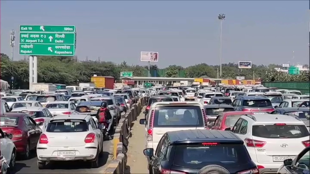 Farmers' protest LIVE: Farmers from Punjab, Haryana reach near Delhi borders; situation tense