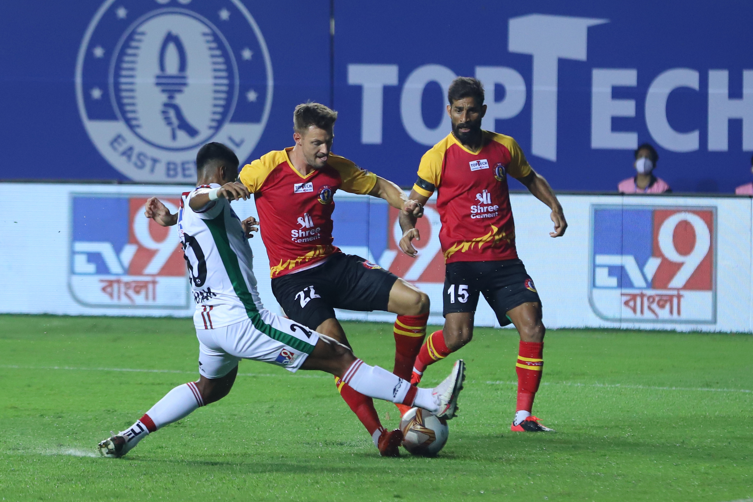 A tussle between ATK Mohun Bagan and SC East Bengal players for the ball.