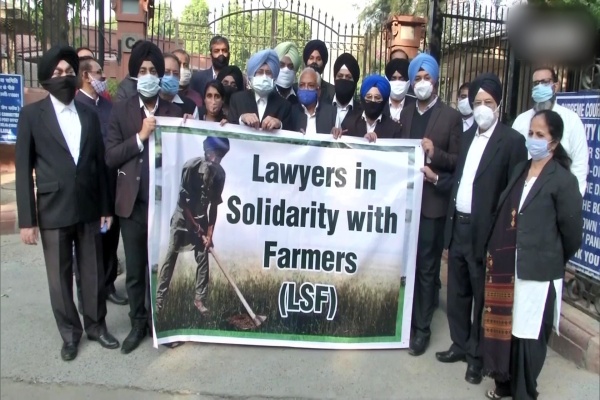 Lawyers outside the Supreme Court express solidarity with farmers of the 'Delhi Chalo' protest