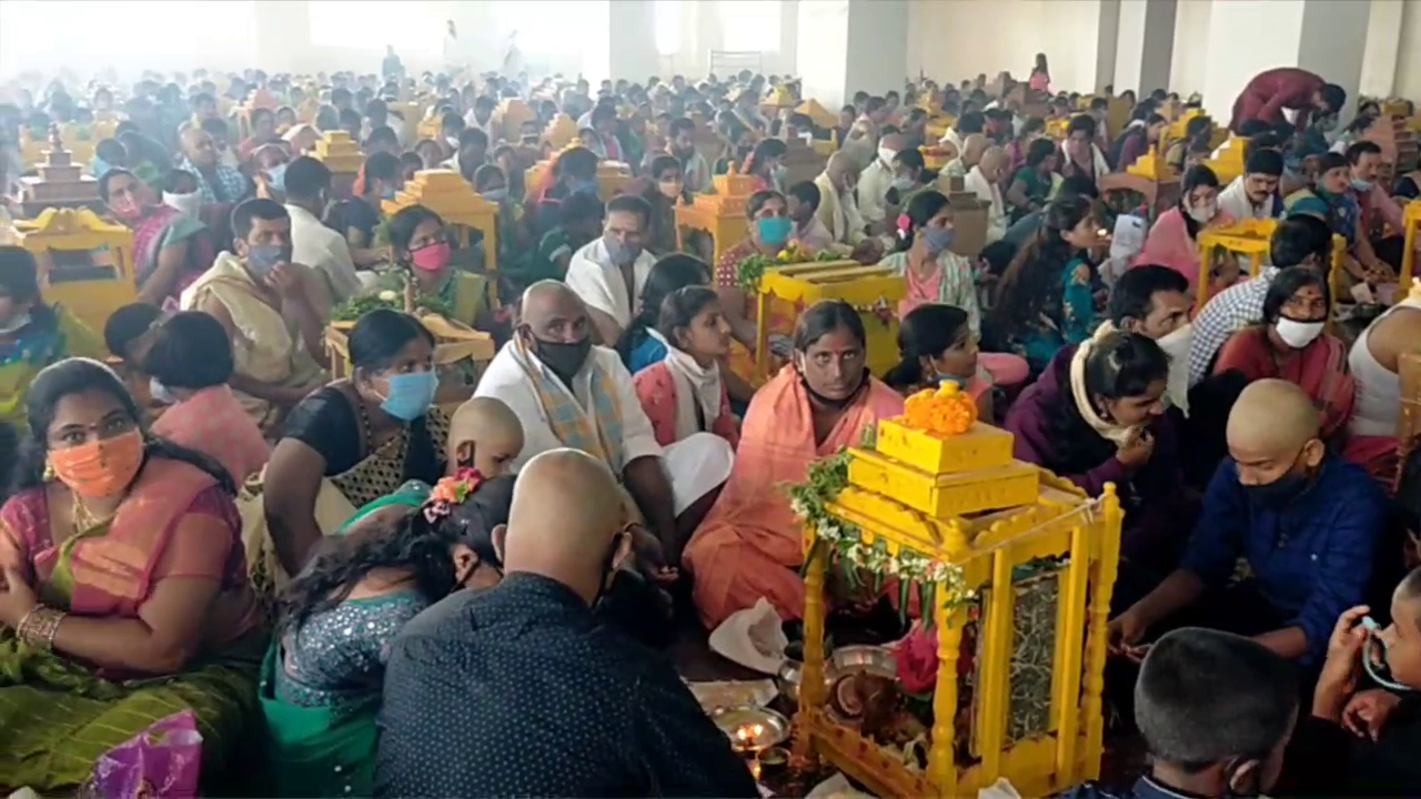 devotees at yadadri lakshmi narasimha swamy temple  due to karthika masam