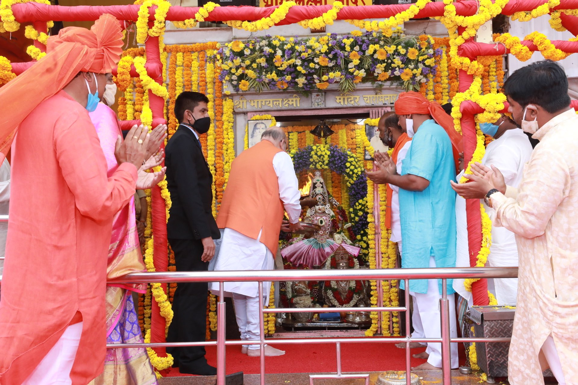 भाग्यलक्ष्मी मंदिर में पूजा करते गृह मंत्री