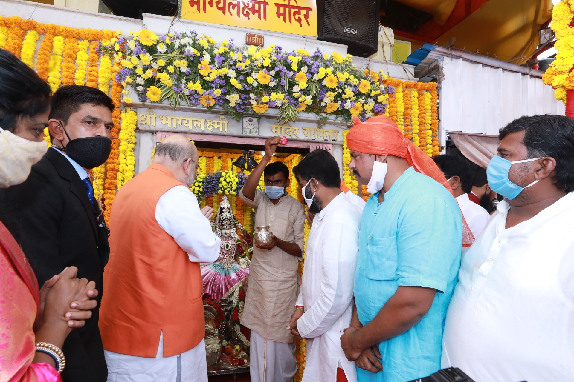 भाग्यलक्ष्मी मंदिर में केंद्रीय गृह मंत्री अमित शाह ने रविवार को पूजा अर्चना की.