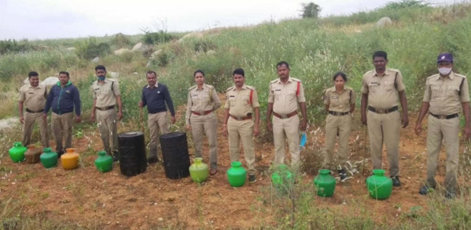 గుంతకల్లు నియోజకవర్గ పరిధిలో నాటుసారా స్థావరాలపై పోలీసుల దాడులు