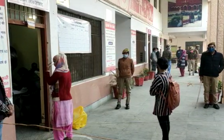 फिरोजाबाद में 14 मतदान केंद्रों पर वोटिंग जारी है
