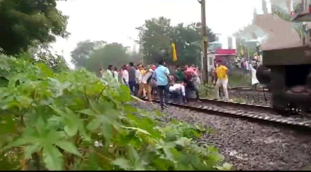 Paattali Makkal Katchi workers pelt stones at a train and block road in Perungalathur after being stopped by police