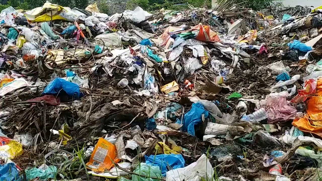 People Protest against unsorted rubbish in mayiladuthurai