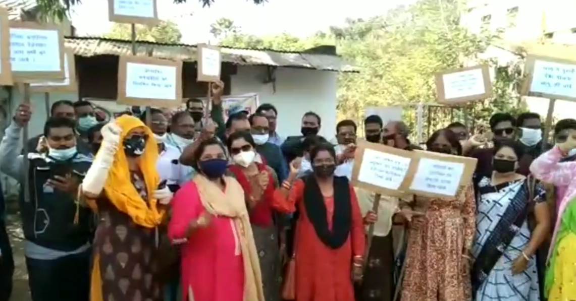 Women employees supporting the demonstration