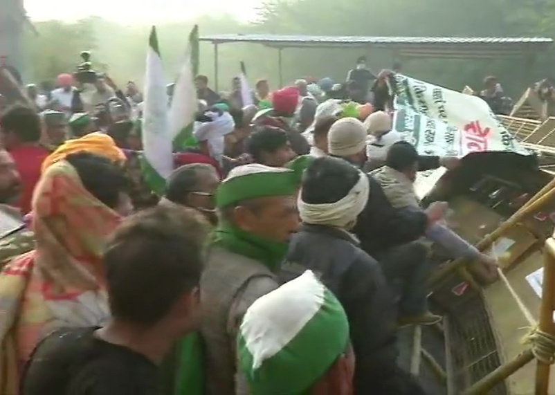 Protesting farmers try to remove barricading