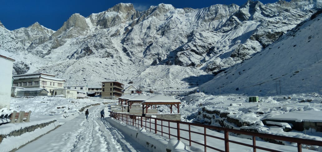 reconstruction-work-interrupted-due-to-snowfall-in-kedarnath