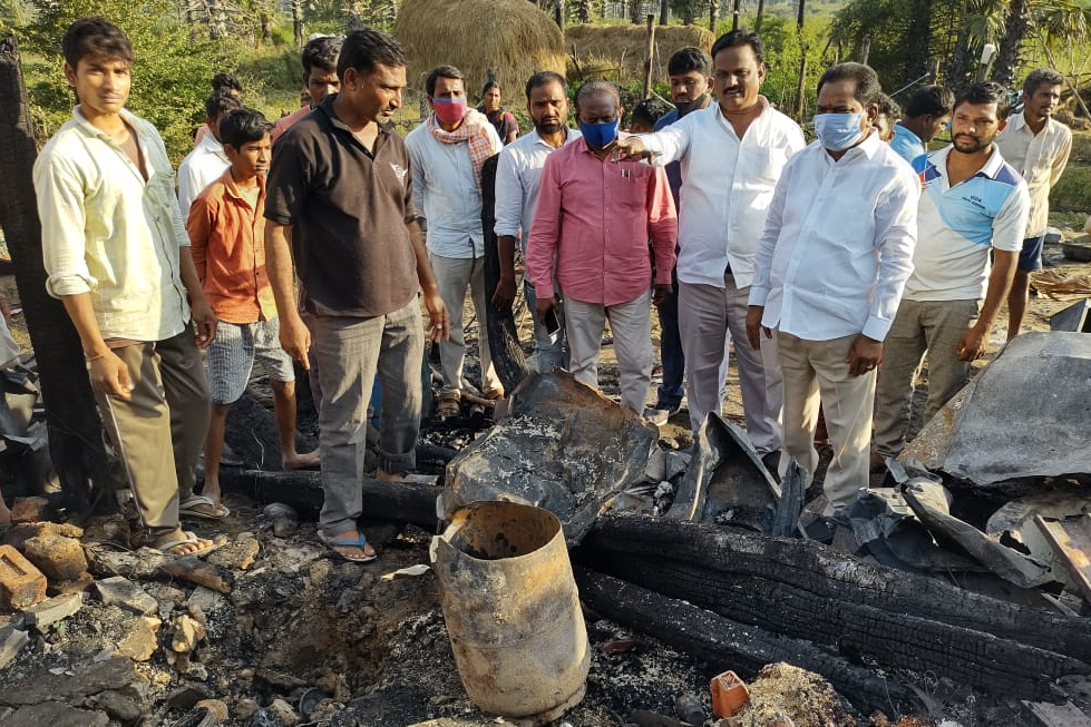 గ్యాస్ సిలిండర్ పేలి మూడు ఇళ్లు దగ్ధం