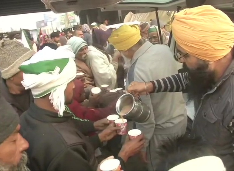 Volunteers from a gurudwara in Ghaziabad distribute tea