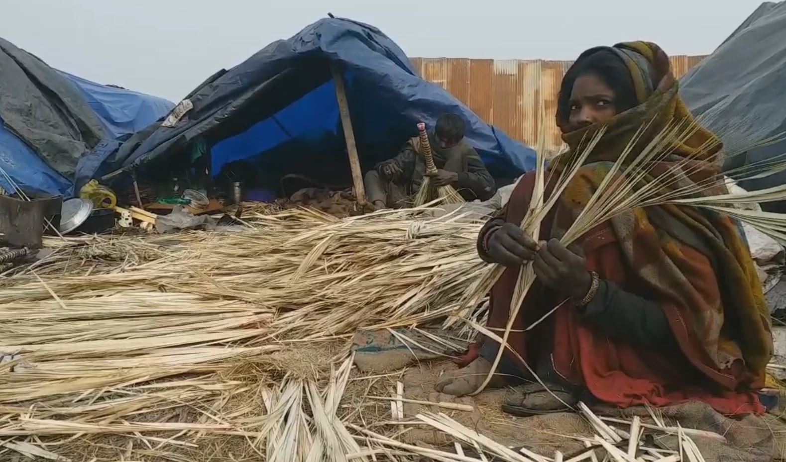 مہاجر مزدور کھلے آسمان کے نیچے کام کرنے پر مجبور