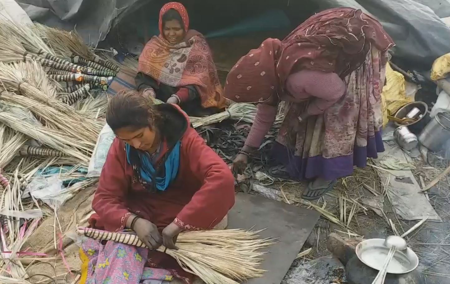 مہاجر مزدور کھلے آسمان کے نیچے کام کرنے پر مجبور