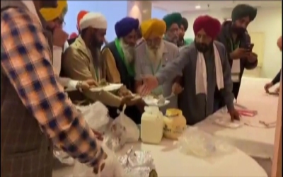 #WATCH | Delhi: Farmer leaders have food during the lunch break at Vigyan Bhawan