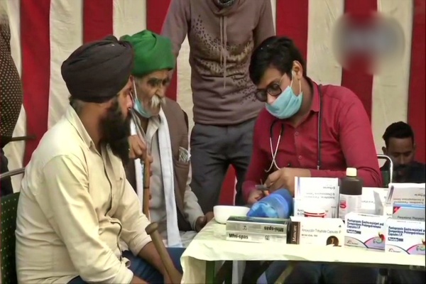 Volunteers distribute medicines to farmers