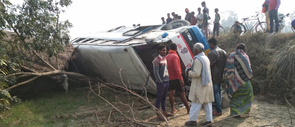 ग्रामीणों की मदद से घायलों को अस्पताल पहुंचाया गया.