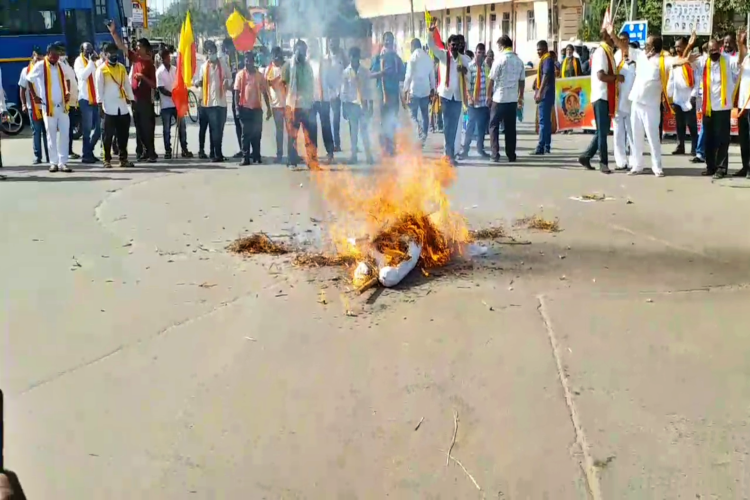 ಸಿಎಂ ಪ್ರತಿಕೃತಿ ದಹಿಸುವ ಮೂಲಕ ಆಕ್ರೋಶ ವ್ಯಕ್ತಪಡಿಸಿದ ಕಾರ್ಯಕರ್ತರು