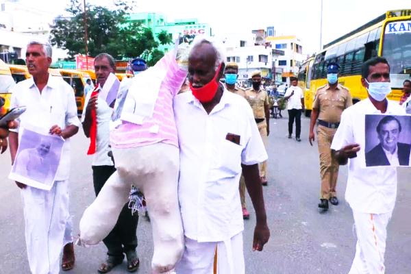 பிரதமர் மோடியின் உருவ பொம்மையை எரிக்க முயன்றவர்கள் கைது  பிரதமர் மோடியின் உருவ பொம்மை  பிரதமர் மோடி  PM Modi  Those who tried to burn Prime Minister Modi's effigy have been arrested  An effigy of Prime Minister Modi  மார்க்கிஸ்ட் கட்சியினர் கைது  Marxist party arrested