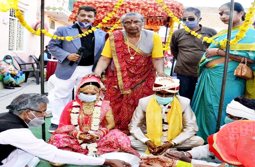 transgender neetu mousi of bharatpur, Neetu Mausi getting poor girls married