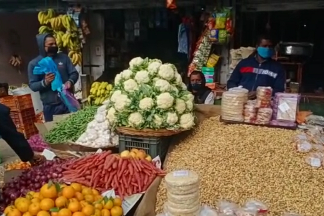 Shopkeepers in Bilaspur are not putting a rate list in vegetable shops