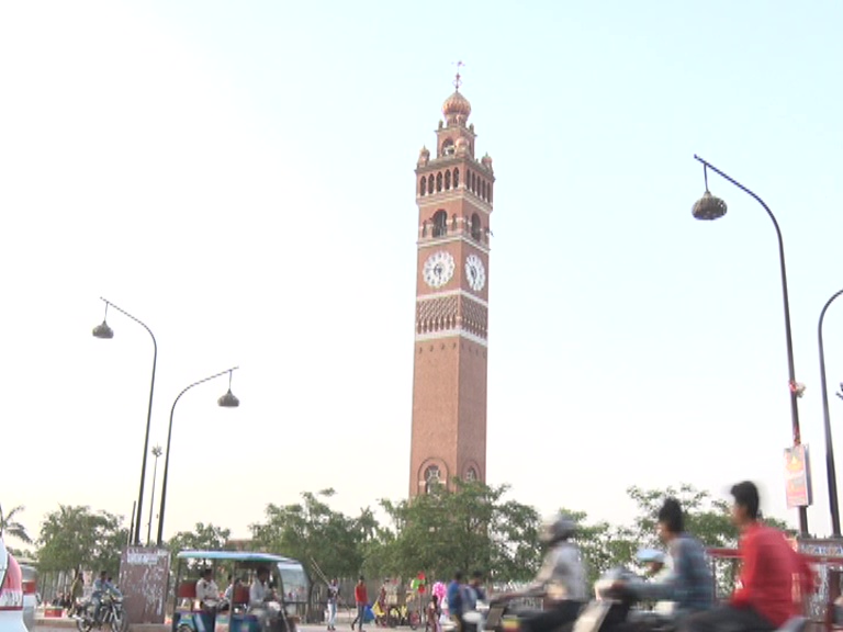 biggest-clock-of-india-is-in-lucknow-clock-tower