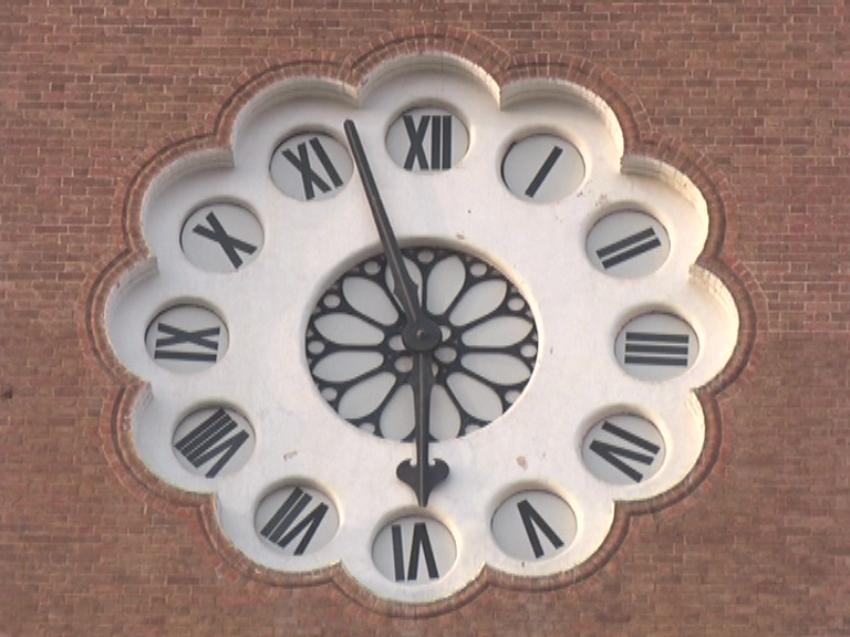 biggest-clock-of-india-is-in-lucknow-clock-tower