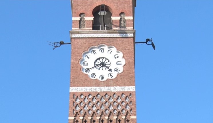 biggest-clock-of-india-is-in-lucknow-clock-tower