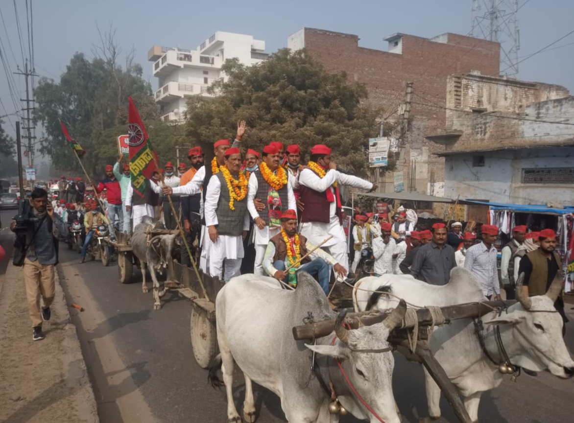 samajwadi party workers protest in etah