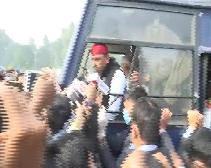 Samajwadi Party (SP) chief Akhilesh Yadav and party workers stage a sit-in protest after their vehicles were stopped by Police