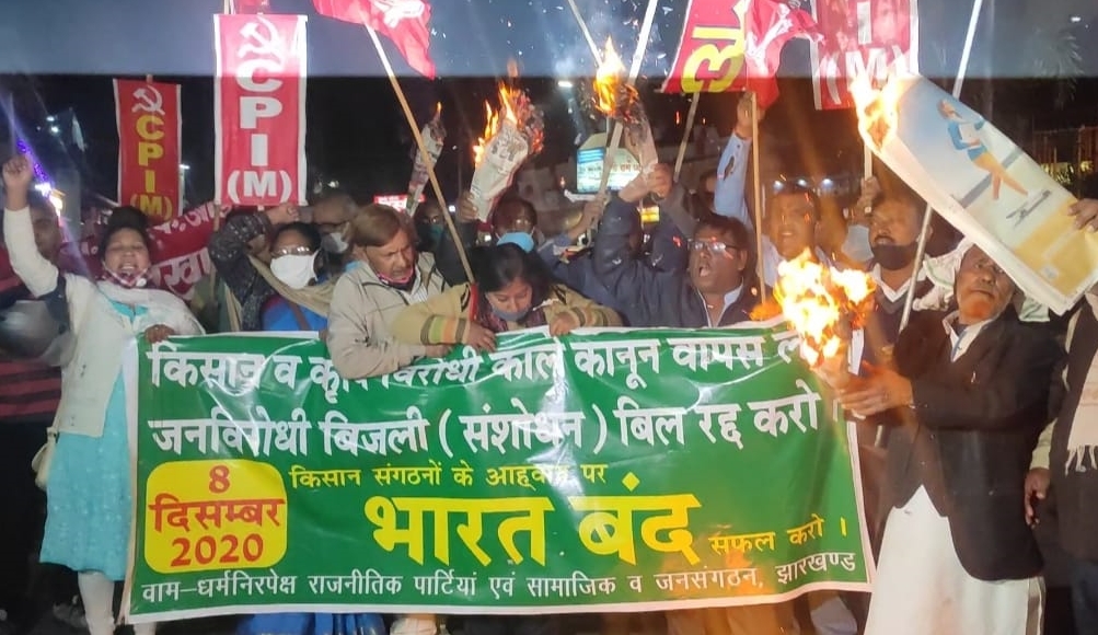 left-parties-took-out-torch-procession-in-ranchi