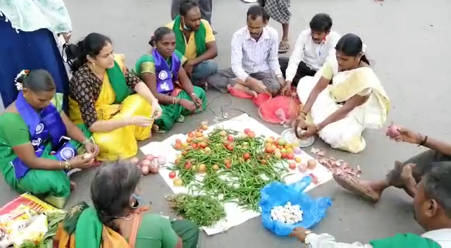 ನಡು ರಸ್ತೆಯಲ್ಲಿ ಪಲಾವ್ ತಯಾರಿಸುವ ಮೂಲಕ ಪ್ರತಿಭಟನೆ