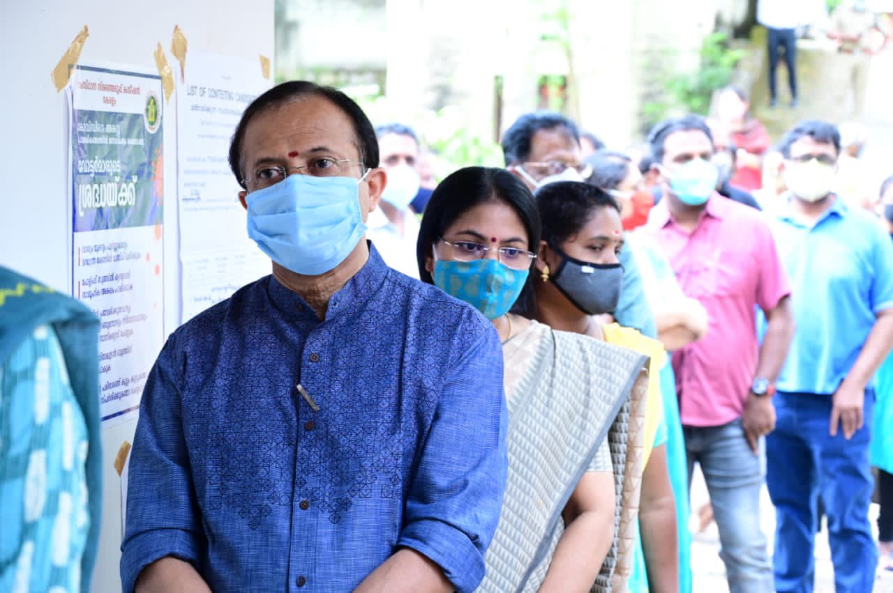 Union Minister V Muraleedharan casts his vote