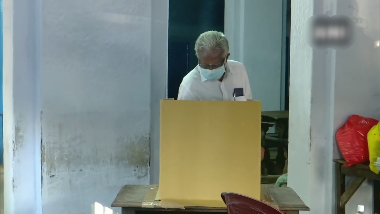 BJP leader Kummanam Rajasekharan casts his vote in Thiruvananthapuram