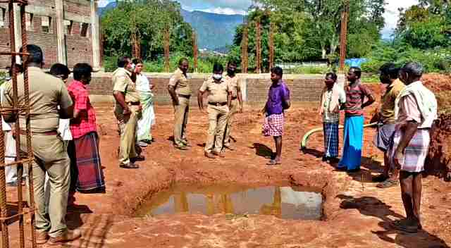 அரசு கட்டடத்திற்காக தோண்டப்பட்ட குழி