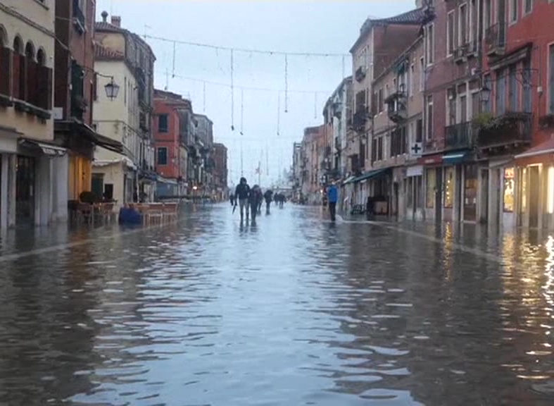 heavy rains flood in central italy