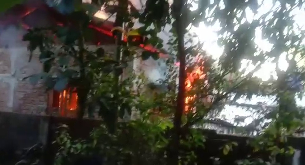 a-major-fire-broke-out-in-the-milan-nagar-of-dhemaji