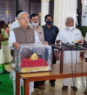 Karnataka:  Deputy CM Govinda Karajola today donated a Golden Crown to Chief Secretary Vijay Bhaskar in Bengaluru