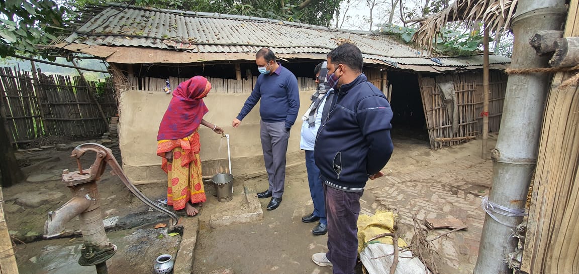 निरीक्षण करते अधिकारी