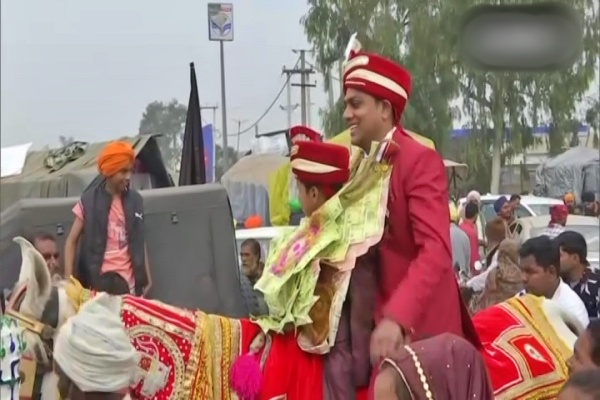 Protesting farmers give way to wedding procession on Singhu border