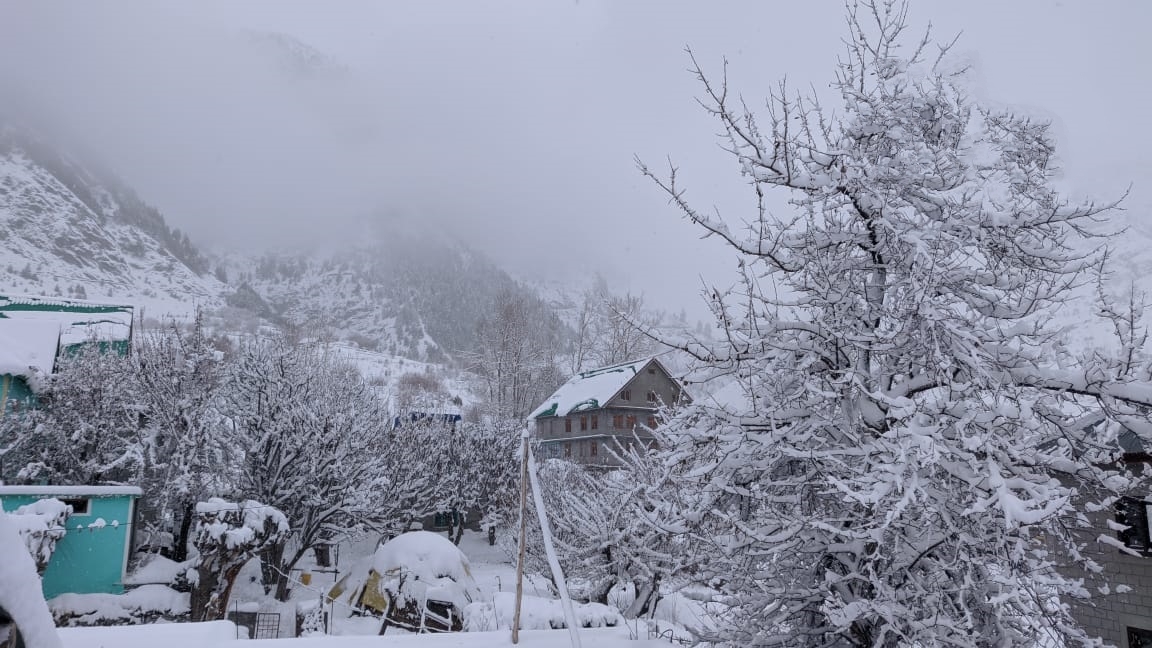 heavy snowfall in uttarakhand, himachal areas