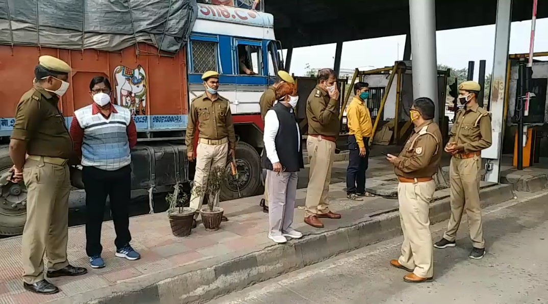 सोनभद्र में अलर्ट पुलिस बल.